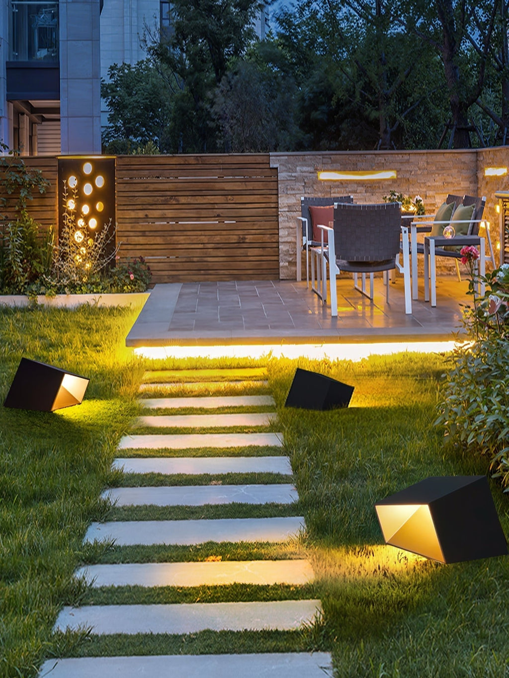 Fennoria Metal Cube Solar Outdoor Garden Light