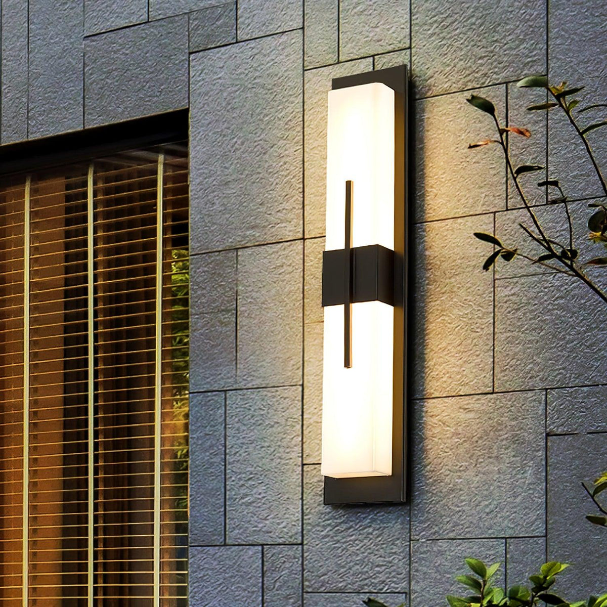 Dravelle Modern Metal Outdoor Wall Lamp